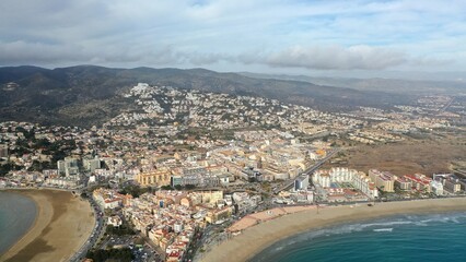 survol du vieux village de Peniscola, village fortifié en Espagne sur la côte méditerranéenne