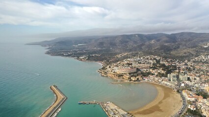 survol du vieux village de Peniscola, village fortifi&eacute; en Espagne sur la c&ocirc;te m&eacute;diterran&eacute;enne