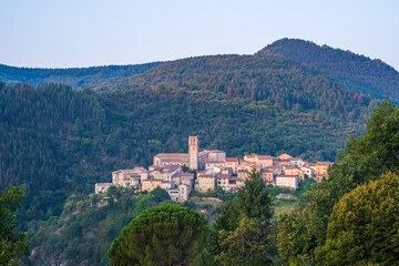 Fototapeta na wymiar France, Ardèche (07), le village perché d'Antraigues-sur-Volane,