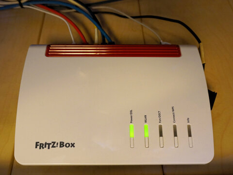 Internet Router Fritz Box mit angeschlossenen Kabeln