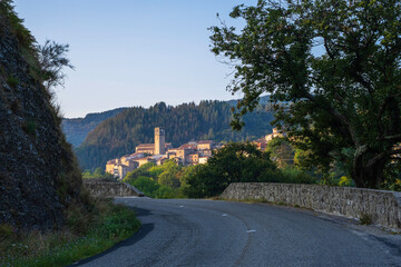 Fototapeta na wymiar France, Ardèche, (07), le village d'Antraigues-sur-Volane.