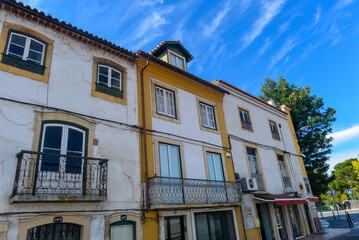 Denkmalgeschützte Architektur in der Altstadt von Tomar, Portugal