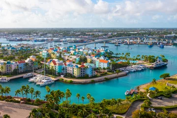 Foto op Plexiglas Harborside Villas aerial view at Nassau Harbour with Nassau downtown at the background, from Paradise Island, Bahamas. © Wangkun Jia
