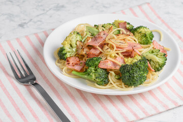 ベーコンとブロッコリーのパスタ