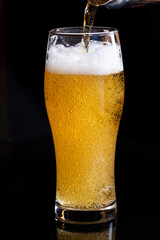 グラスに注がれるビール　beer