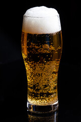 黒い背景とビールグラス　beer