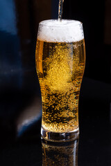 黒い背景とビールグラス　beer