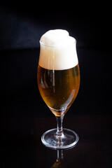 黒い背景とビールグラス　beer