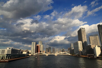 Fototapeta na wymiar 広大な隅田川河口と高層ビル群