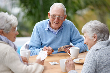 I can beat these two. A group of senior citizens playing cards together. - obrazy, fototapety, plakaty
