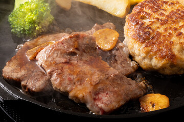 カットステーキとハンバーグ