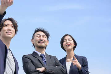 目標を見つめるビジネスマンチーム　あおり