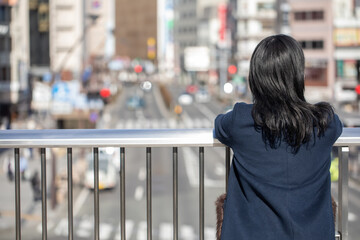 歩道橋から景色を眺める女性　Pedestrian bridge
