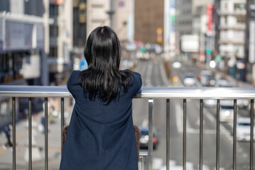 歩道橋から景色を眺める女性　Pedestrian bridge
