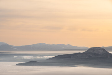 Fototapeta na wymiar 山並みと雲海の霞んだ遠景。