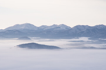 Fototapeta na wymiar 山並みと雲海の霞んだ遠景。