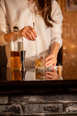 頬杖をついてお酒を飲む女性　BAR