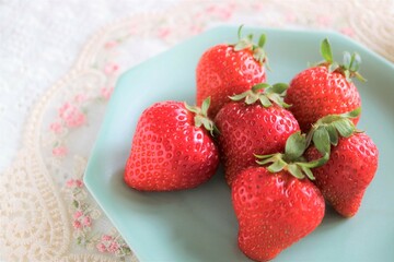 可愛く盛り付けた苺