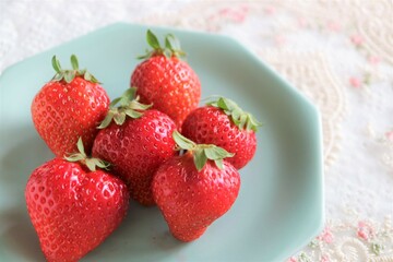 器に盛った苺　レースの背景