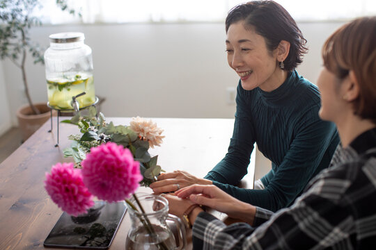 花を活けるミドル世代の日本人女性2人