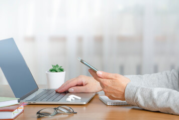 Online education concept. Adult female hand, laptop and books on wooden desл