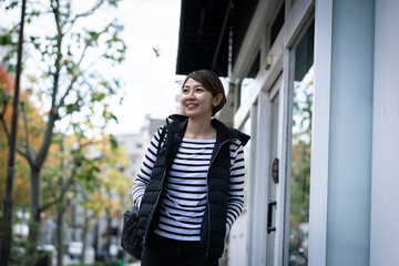 街を歩くカジュアルウェア姿のミドル世代の日本人女性