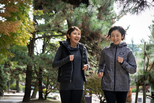 ジョギングをするミドル世代の日本人女性2人