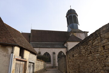 Fototapeta na wymiar L'église Saint Laurent, vue de l'extérieur, village de Arnay Le Duc, département de la Côte d'Or, France