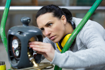woman adjusting gaz on blowtorch