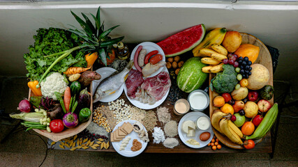 Alimentos variados en bodegón, proteína, frutas y verduras