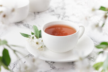 Obraz na płótnie Canvas cup of tea with spring flowers