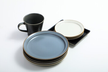 重ねた皿とコップ