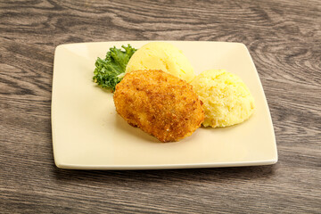 Crispy chicken cutlet with mashed potato