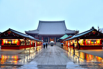 みぞれ降る夕方の浅草寺本殿参拝に向かう二人
