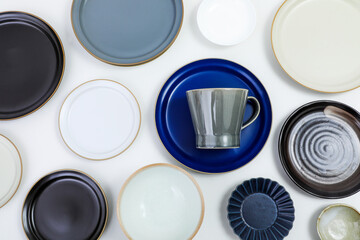 たくさんの丸いお皿とコップ