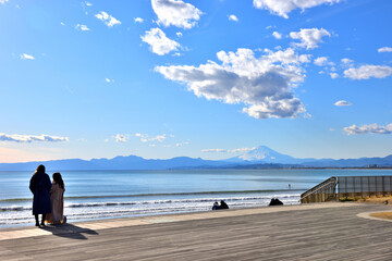 片瀬西浜海岸デッキから海と富士山を眺める人たち