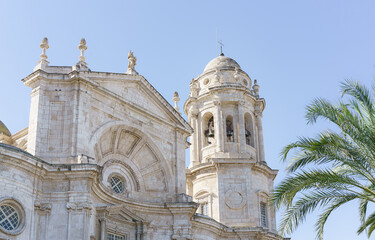 Obraz premium Fassade der imposanten Kathedrale von Cadiz, Spanien