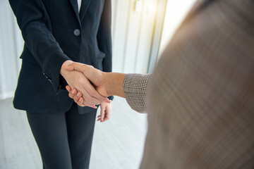 Asian Business people shaking hands, finishing up a meeting, mis © Paisan