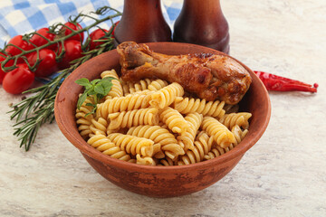 Roasted chicken leg with macaroni