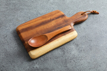 木製のまな板にスプーン