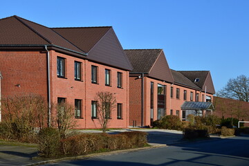 Fototapeta premium Modernes Bauwerk im Winter in der Stadt Walsrode, Niedersachsen