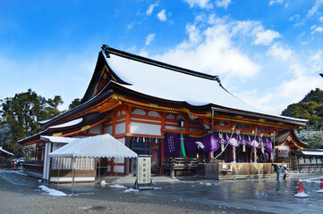 Naklejka premium 雪化粧した京都市八坂神社の国宝本殿