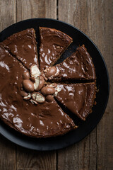 gâteau au chocolat et noisettes décoration oeufs de pâques fait maison