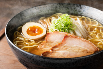 湯気の立つ、シズル感のある醤油ラーメン