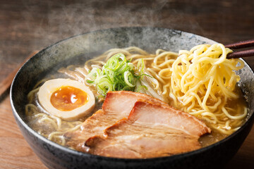 湯気の立つ、シズル感のある醤油ラーメン