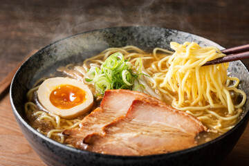 湯気の立つ、シズル感のある醤油ラーメン