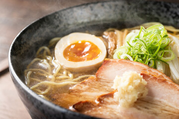 湯気の立つ、シズル感のある味噌ラーメン