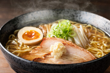 湯気の立つ、シズル感のある味噌ラーメン