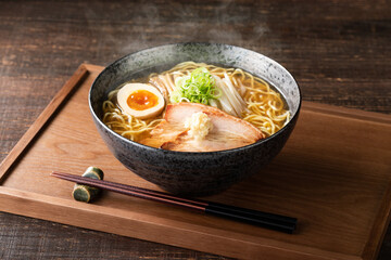 湯気の立つ、シズル感のある味噌ラーメン