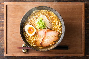 湯気の立つ、シズル感のある醤油ラーメン
